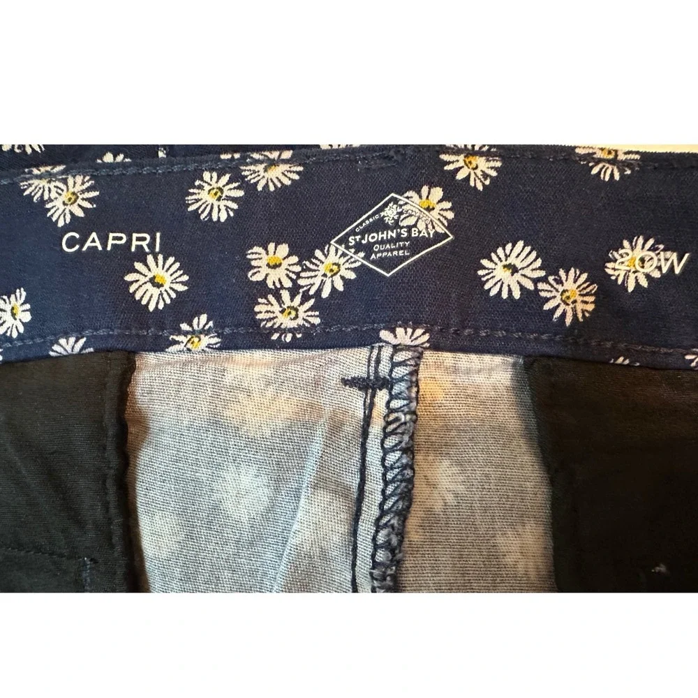 St Johns Bay Womens Navy Blue White Daisy Floral Capri Pants Size 20W Cropped